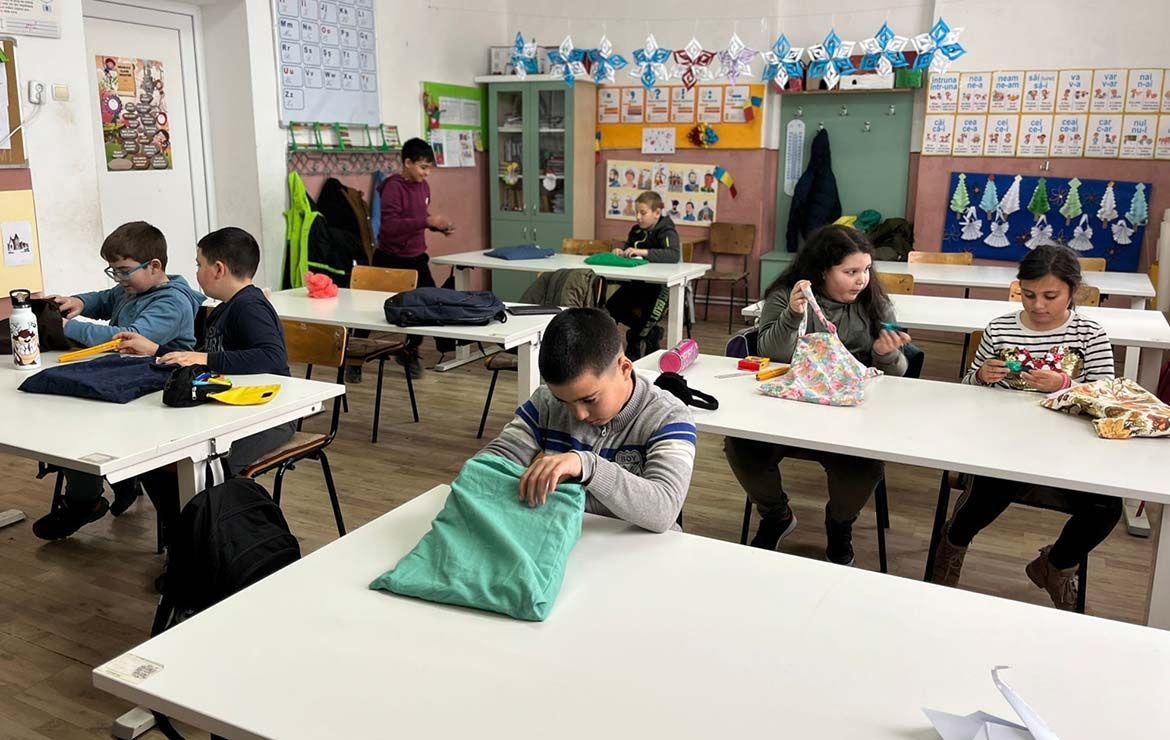 300_de_elevi_au_primit_rechizite_scolare_2023_3