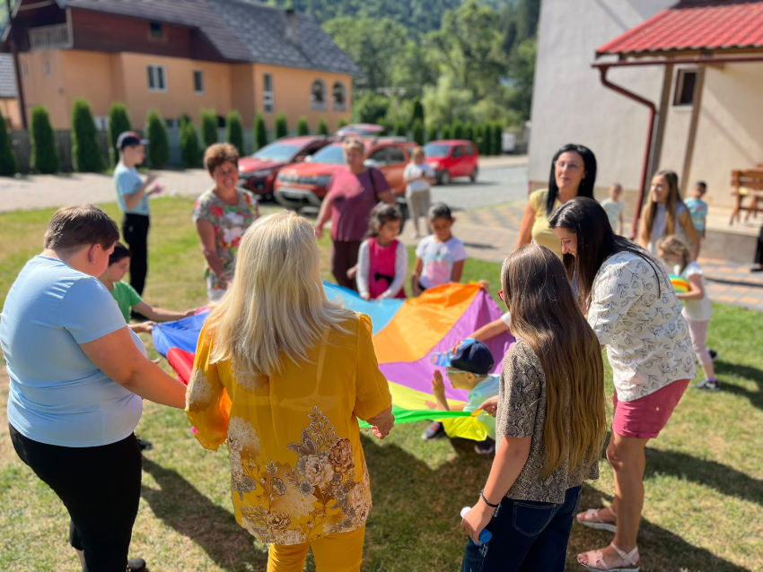 Jocuri senzoriale și de mișcare în aer liber